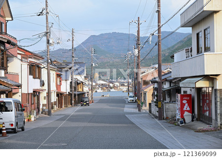 【山口県萩市】浜崎地区・伝統的建造物群保存地区の町並み 121369099