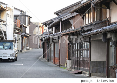 【山口県萩市】浜崎地区・重要伝統的建造物群保存地区の町並み 121369106