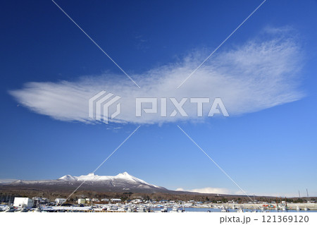 冬の北海道鹿部町本別港で雪の駒ヶ岳と雲の風景を撮影 冬の北海道鹿部町本別港で雪の駒ヶ岳と雲の風景を撮影 121369120