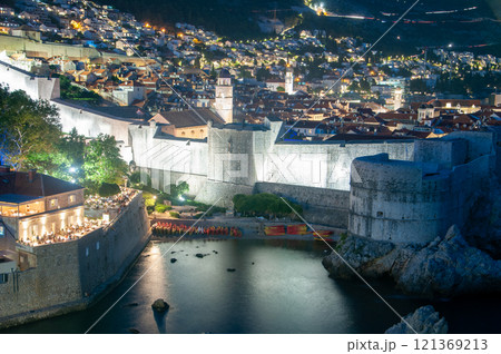 ドゥブロブニク旧市街の美しい夜景 121369213