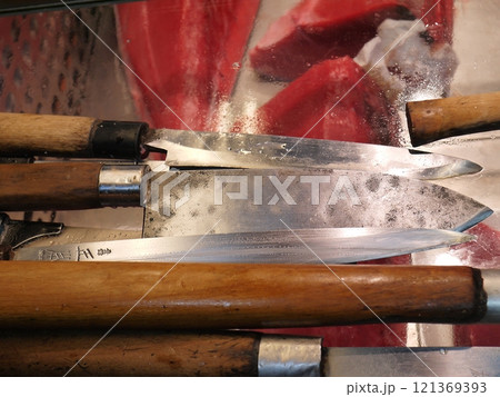マグロの解体作業(マグロ包丁) マグロの解体作業(マグロ包丁) 121369393