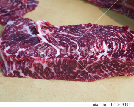 市場の中の魚屋（クジラ肉） 121369395