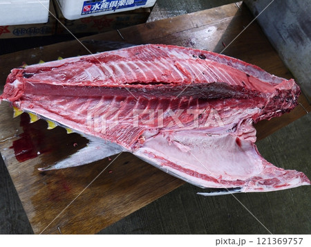 マグロの解体作業 マグロの解体作業 121369757