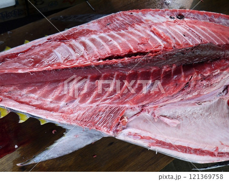 マグロの解体作業 マグロの解体作業 121369758