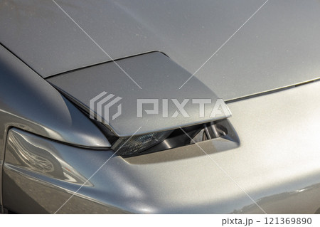 古い自動車のヘッドライト　Headlight of the old car 121369890