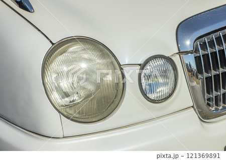 古い自動車のヘッドライト　Headlight of the old car 121369891