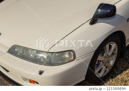 古い自動車のヘッドライト　Headlight of the old car 121369894