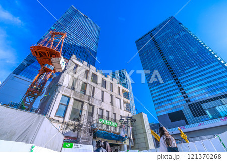 日本の東京都市景観 真ん中だけになったビル。年の瀬、さよなら渋谷駅西口。新時代へ=22日 日本の東京都市景観 真ん中だけになったビル。年の瀬、さよなら渋谷駅西口。新時代へ=22日 121370268