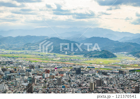 久松山山頂から鳥取市街地の町並み　鳥取駅方面 121370541