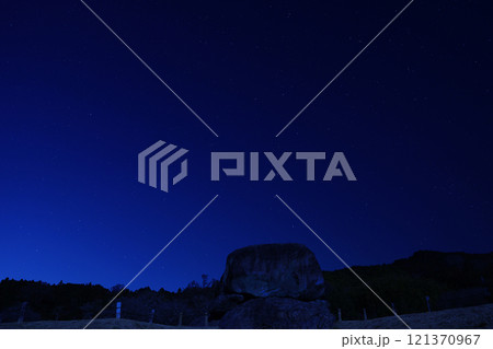 ライトアップされた岩と北斗七星 121370967