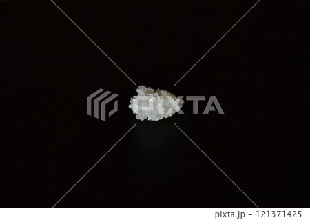 排出した尿管結石のクローズアップ写真 排出した尿管結石のクローズアップ写真 121371425