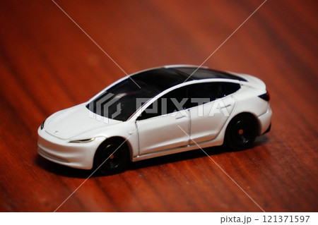 EV (電気自動車)のミニチュアおもちゃ (テスラ) EV (電気自動車)のミニチュアおもちゃ (テスラ) 121371597