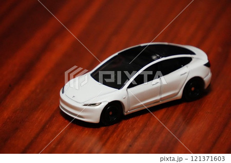 EV (電気自動車)のミニチュアおもちゃ (テスラ) EV (電気自動車)のミニチュアおもちゃ (テスラ) 121371603