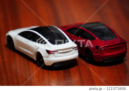 EV (電気自動車)のミニチュアおもちゃ (テスラ) EV (電気自動車)のミニチュアおもちゃ (テスラ) 121371608