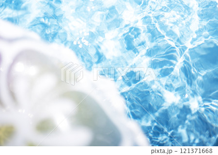 レジャープールに浮かぶカラフルな浮き輪　夏色のイメージ 121371668