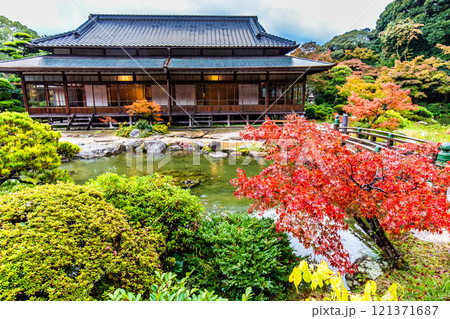 長府庭園の紅葉【山口県下関市】 121371687