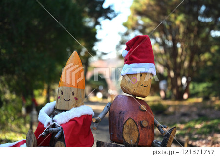 クリスマスの公園 121371757