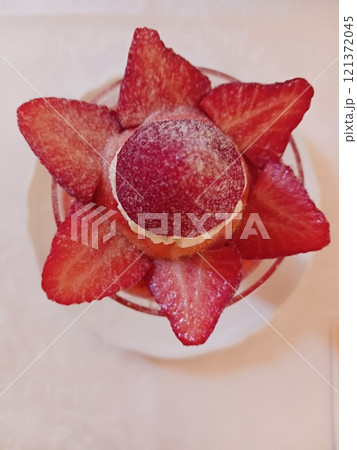 「イチゴのデザート｜華やかなフルーツスイーツのアップ写真」 121372045