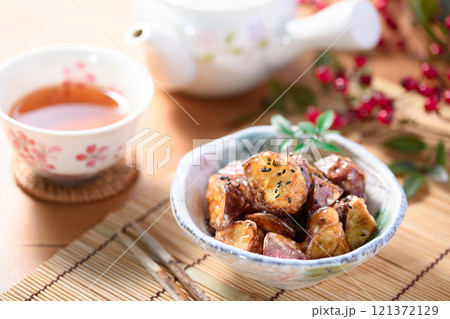 秋の味覚　大学芋 121372129