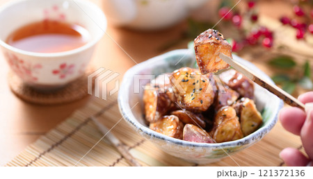 秋の味覚　大学芋 121372136