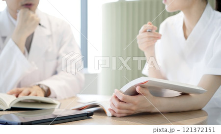 医療の勉強をする医師と看護師 121372151