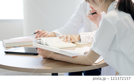 医療の勉強をする医師と看護師 121372157