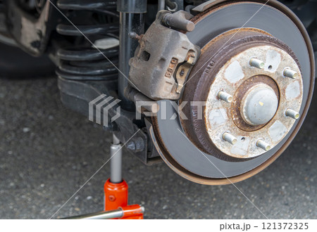 ジャッキアップしてタイヤを外した後輪部分 121372325