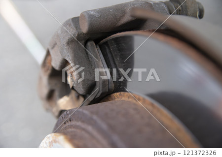 ブレーキパッドの残りの点検の様子 ブレーキパッドの残りの点検の様子 121372326