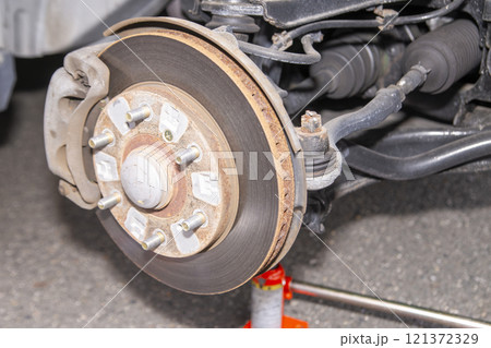 ジャッキアップしてタイヤを外した前輪部分 121372329