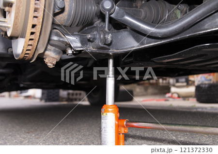 ジャッキアップしてタイヤを外した前輪部分 121372330