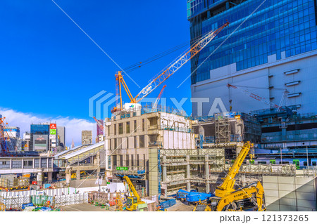 日本の東京都市景観 年の瀬…真ん中だけになったビル。さよなら渋谷駅西口。輝かしい未来へ=12月22日 日本の東京都市景観 年の瀬…真ん中だけになったビル。さよなら渋谷駅西口。輝かしい未来へ=12月22日 121373265