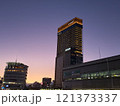 夕暮れのJR三ノ宮駅 121373337