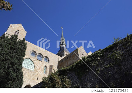 モン・サン・ミッシェル修道院を真下から見上げる 121373423