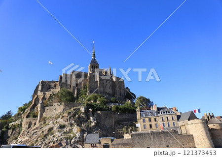 青空とモン・サン・ミッシェル修道院 121373453