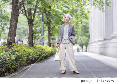 笑顔のシニア女性 笑顔のシニア女性 121373579