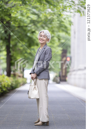 カメラ目線で笑顔のシニア女性 121373629