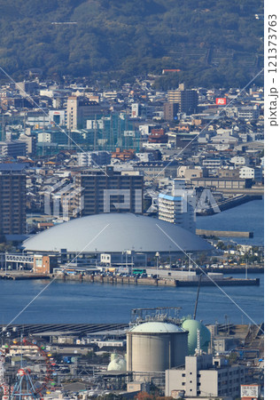 サンポート高松に完成間近のあなぶきアリーナ香川（香川県立アリーナ）と高松港周辺 121373763