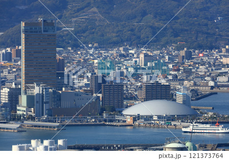 サンポート高松に完成間近のあなぶきアリーナ香川（香川県立アリーナ）と高松港周辺 121373764