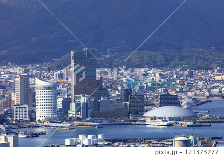 サンポート高松に完成間近のあなぶきアリーナ香川（香川県立アリーナ）と高松港周辺 121373777