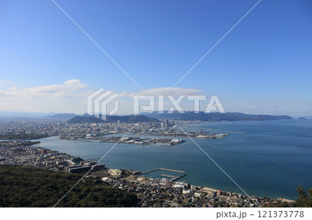 屋島から見る高松港と市街地の風景（あなぶきアリーナ香川竣工直前） 121373778