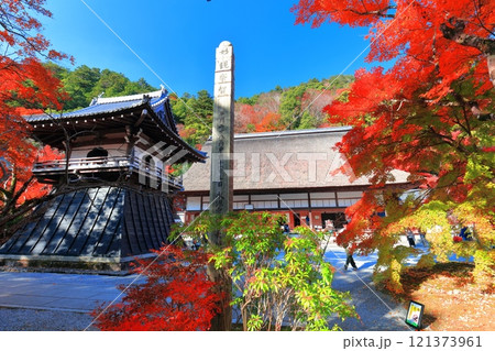 【滋賀県】晴天の永源寺の紅葉（本堂と鐘楼） 121373961