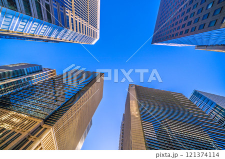 日本の東京都市景観　年の瀬。大手町の摩天楼。低い太陽光が柔らかな光でオフィスビル群を包み込む＝22日 121374114