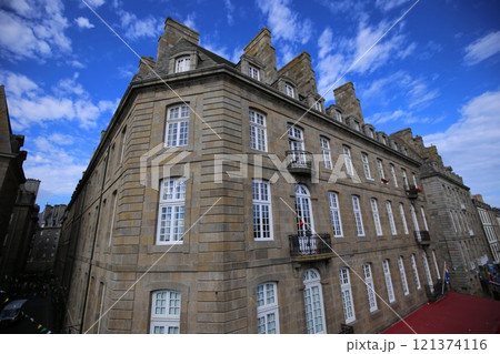 中世の街並みが残るサン・マロの城壁から街並を望む 中世の街並みが残るサン・マロの城壁から街並を望む 121374116