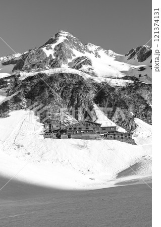 北アルプスの涸沢カールからの景色：涸沢小屋と北穂高岳　新聞広告用 121374131