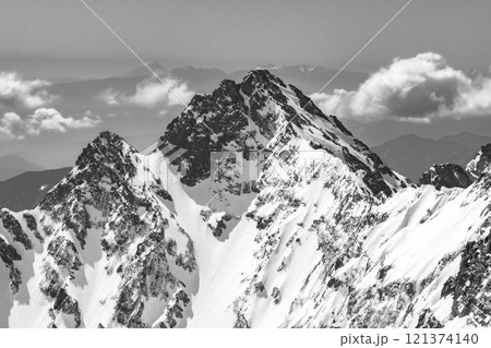 北アルプス涸沢岳山頂からの景色:前穂高岳と富士山 新聞広告用 北アルプス涸沢岳山頂からの景色:前穂高岳と富士山 新聞広告用 121374140