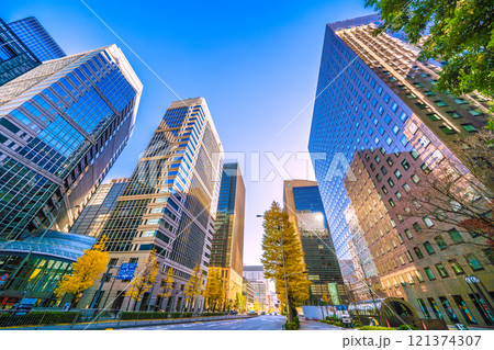 日本の東京都市景観　年の瀬の大手町。低い太陽光が柔らかな光でオフィスビル街を包み込む＝22日 121374307