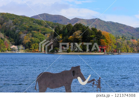 秋の信州信濃町 青い野尻湖に映える弁天島(宇賀神社)とナウマンゾウ 秋の信州信濃町 青い野尻湖に映える弁天島(宇賀神社)とナウマンゾウ 121374308