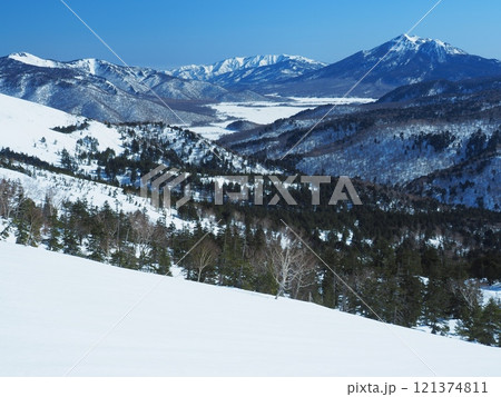 至仏山登山道から望む雪の尾瀬ヶ原と燧ヶ岳 121374811