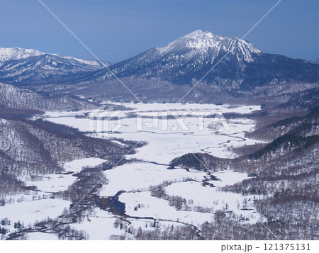 至仏山から望む雪の尾瀬ヶ原と燧ヶ岳 至仏山から望む雪の尾瀬ヶ原と燧ヶ岳 121375131