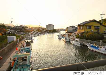 【山口県萩市】夕暮れの松本川、姥倉運河の風景 【山口県萩市】夕暮れの松本川、姥倉運河の風景 121375188